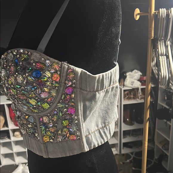 Vibrant Floral Crop Top with Lace Trim - Picture 4 of 5